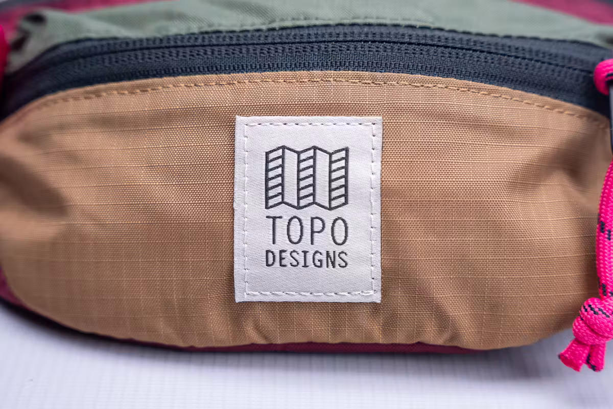 Topo Designs 山地腰包品牌标识
