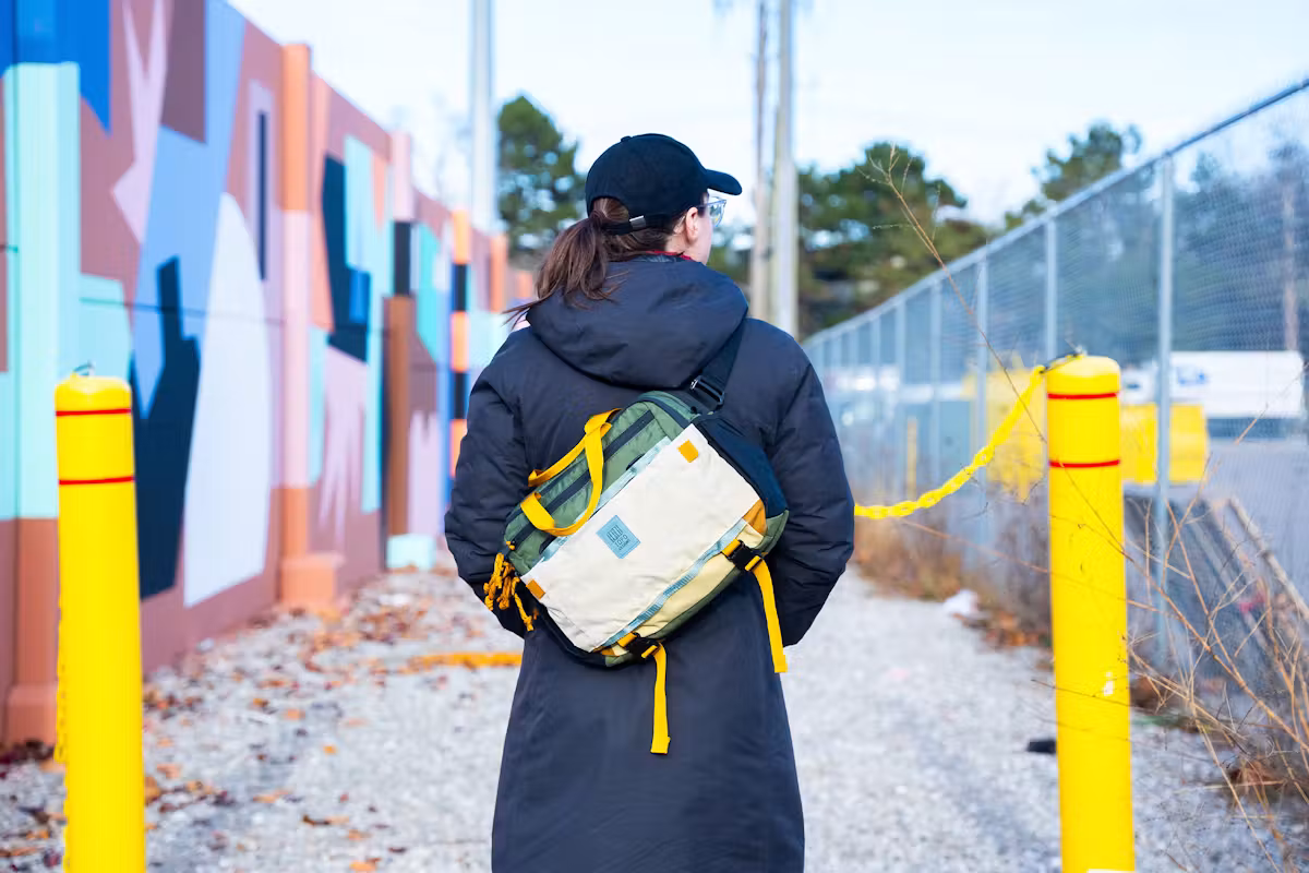 Topo Designs 山系多功能斜挎包背负方式 Topo Designs 山系多功能斜挎包背负方式