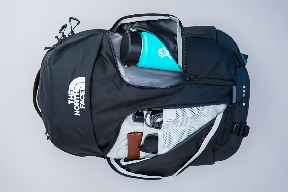 The North Face Surge 背包正面竖向口袋 The North Face Surge 背包正面竖向口袋