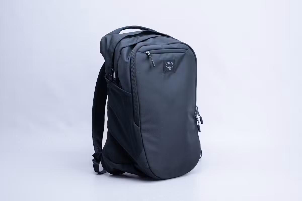 Osprey Aoede Airspeed 背包在工作室 Osprey Aoede Airspeed 背包在工作室