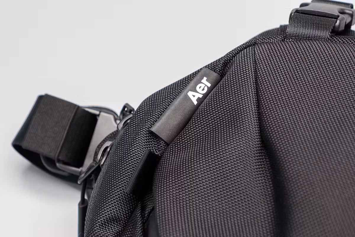 Aer Travel Sling 2 标志