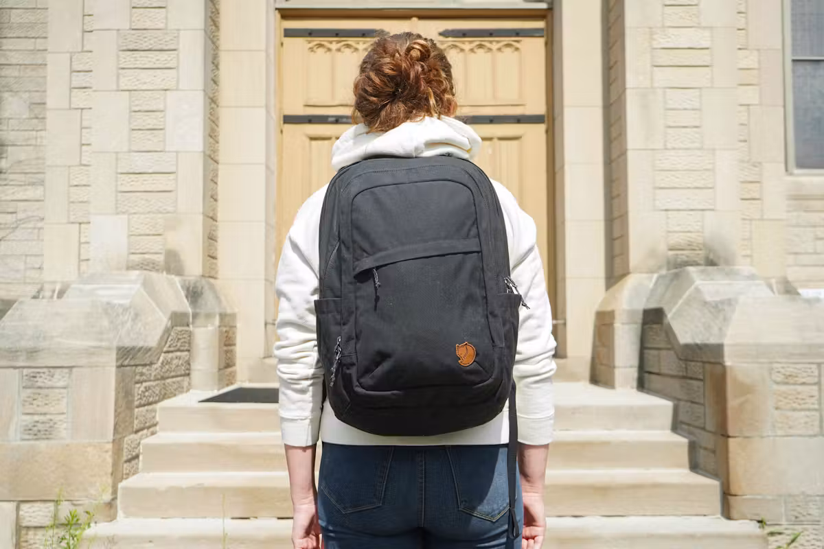 底特律的 Fjallraven Raven 28L 背包