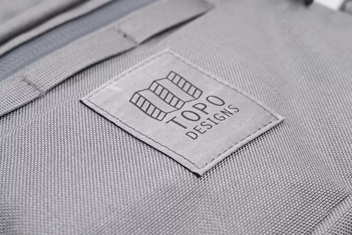 Topo Designs Rover Pack Tech 标志 Topo Designs Rover Pack Tech 标志