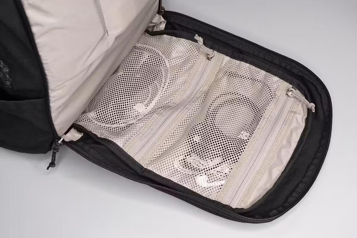 Fjallraven Raven 28L 背包前隔层网状口袋