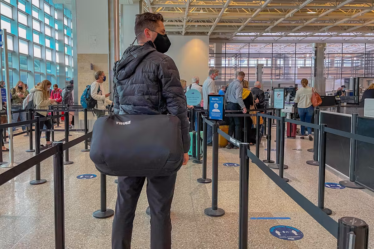 Thule Subterra Convertible Carry-On（机场）