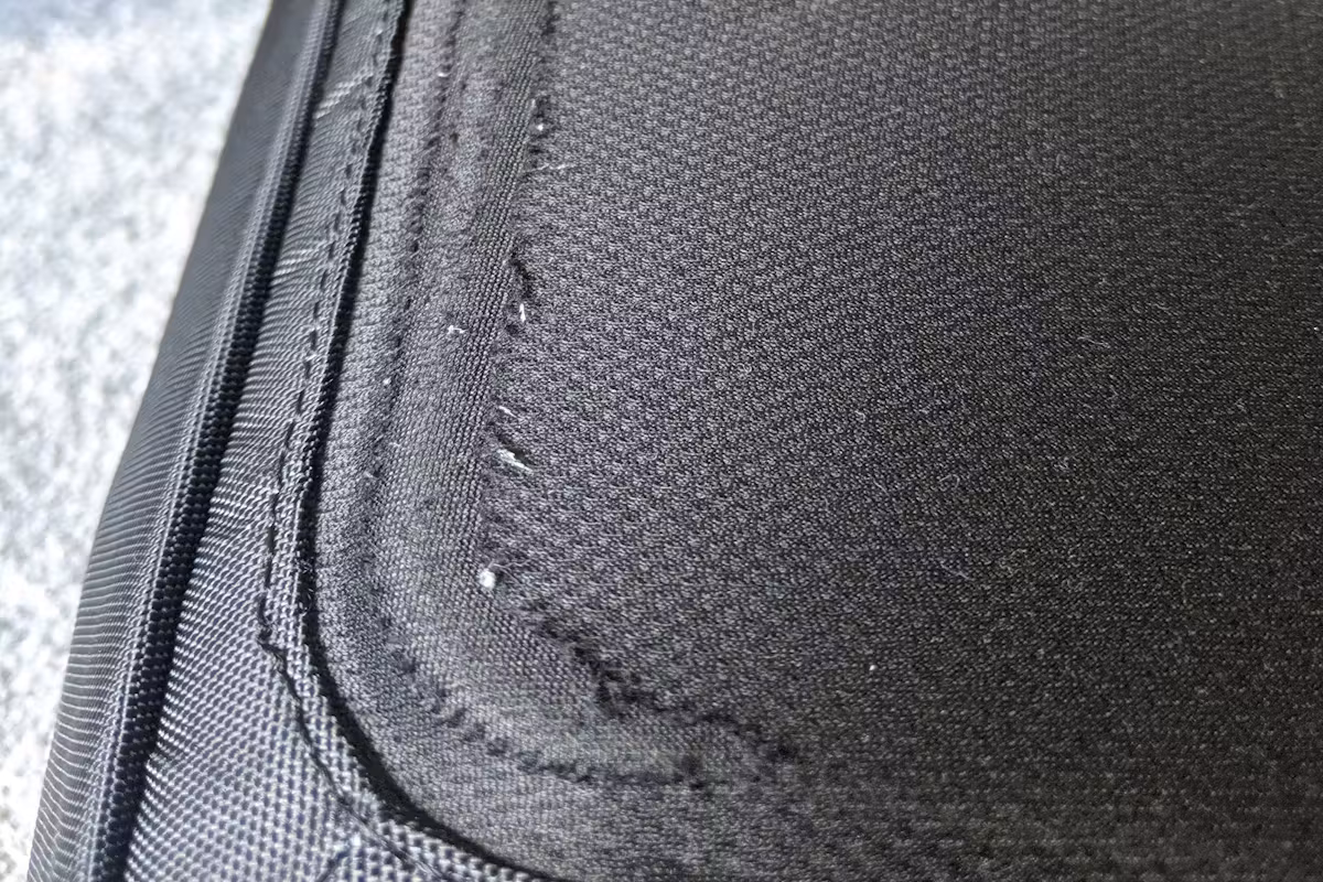 Thule Subterra 34L 后挡板磨损 Thule Subterra 34L 后挡板磨损