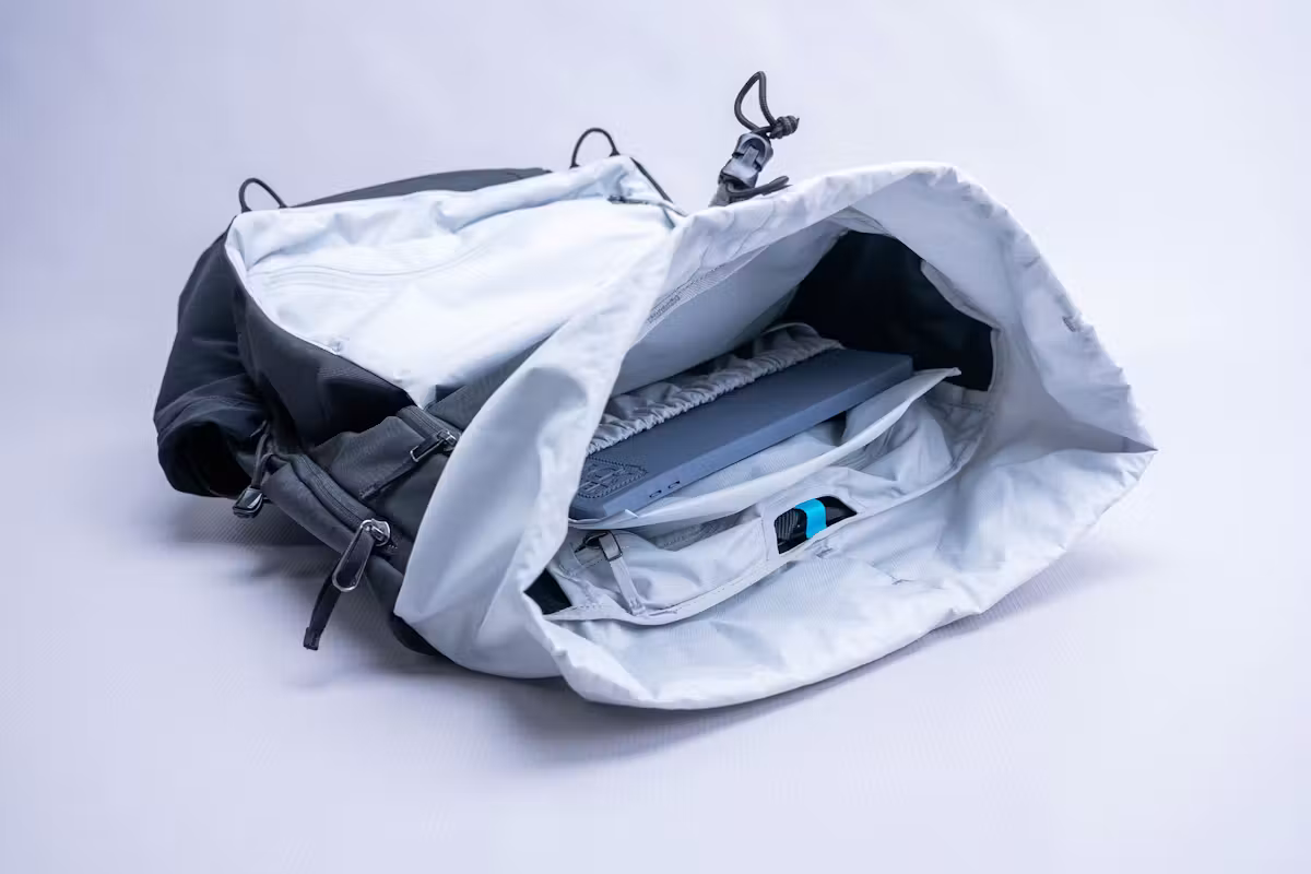 Arc'teryx Mantis 30 背包笔记本电脑隔层 Arc'teryx Mantis 30 背包笔记本电脑隔层