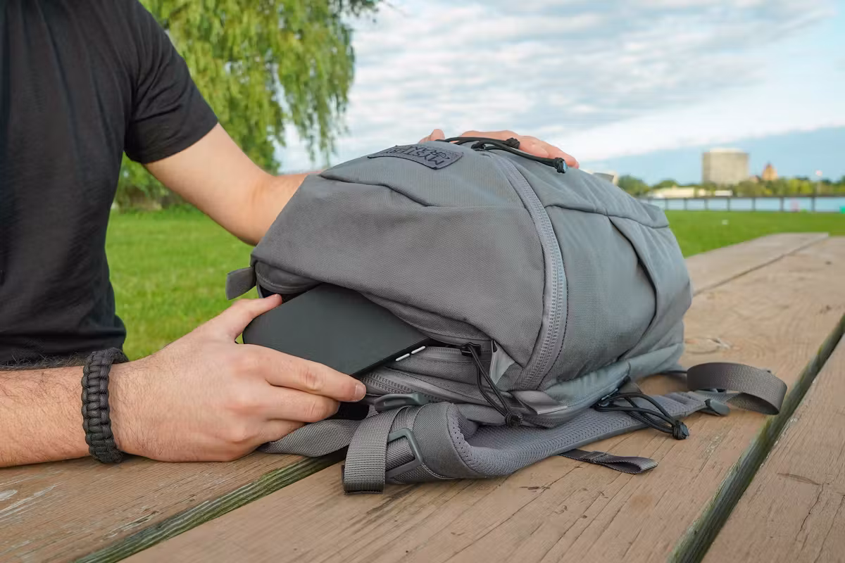 Mystery Ranch Urban Assault 24 上口袋使用中 Mystery Ranch Urban Assault 24 上口袋使用中