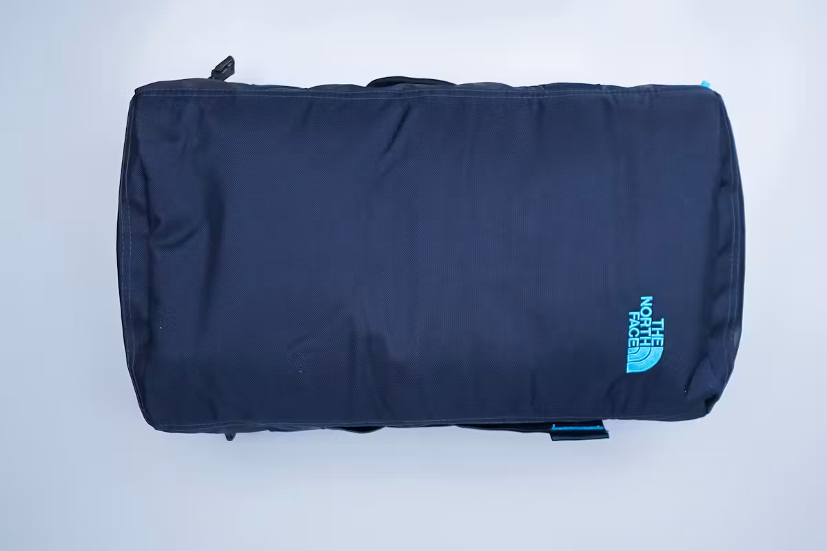 The North Face Base Camp Voyager 32L 背包背板带标志 The North Face Base Camp Voyager 32L 背包背板带标志