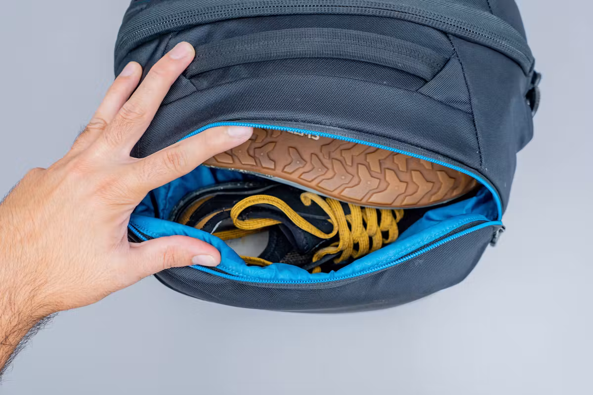 Thule Subterra Convertible Carry-On 带鞋