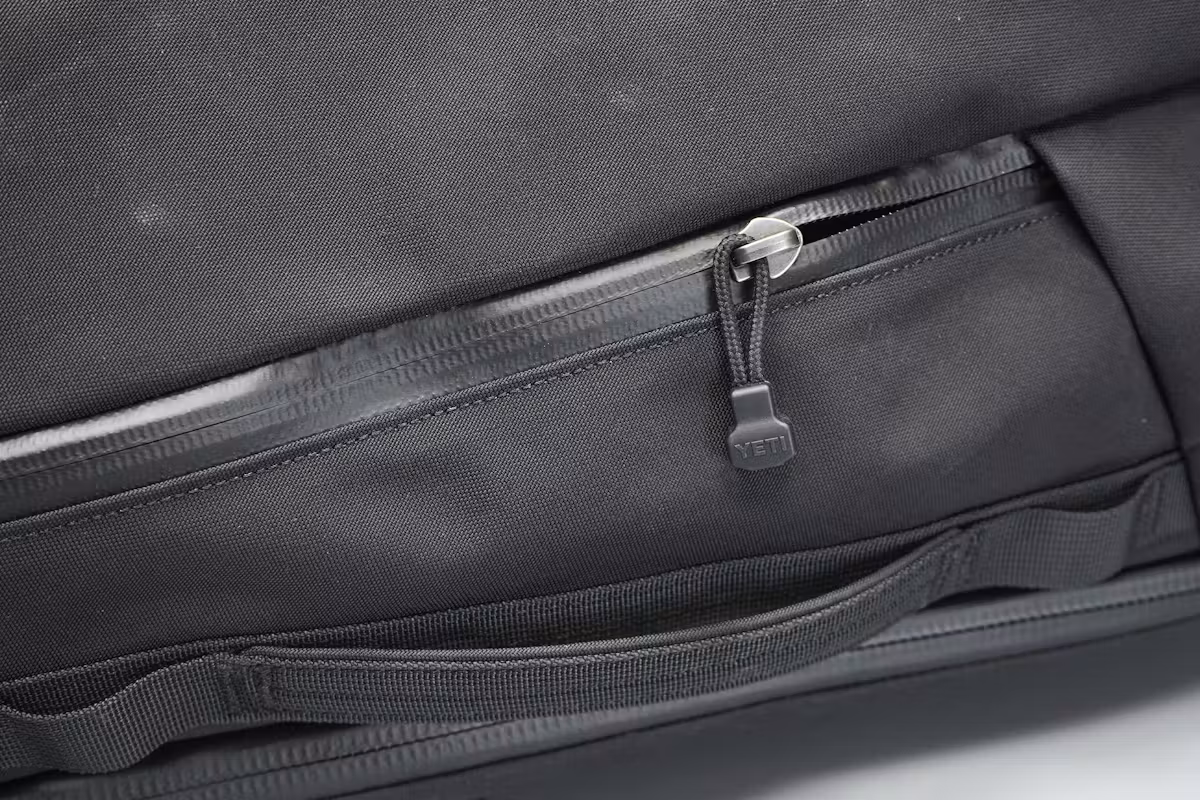 YETI Crossroads 35L 背包 | TuffSkin 尼龙和 YKK 拉链