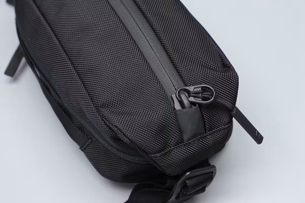 Aer City Sling 2 拉链材质
