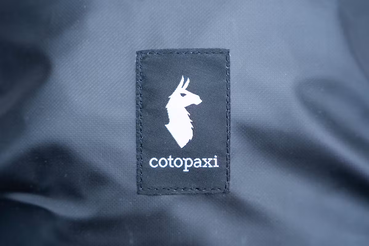 Cotopaxi Vaya 18L 背包 (Cada Dia) 品牌标识 Cotopaxi Vaya 18L 背包 (Cada Dia) 品牌标识