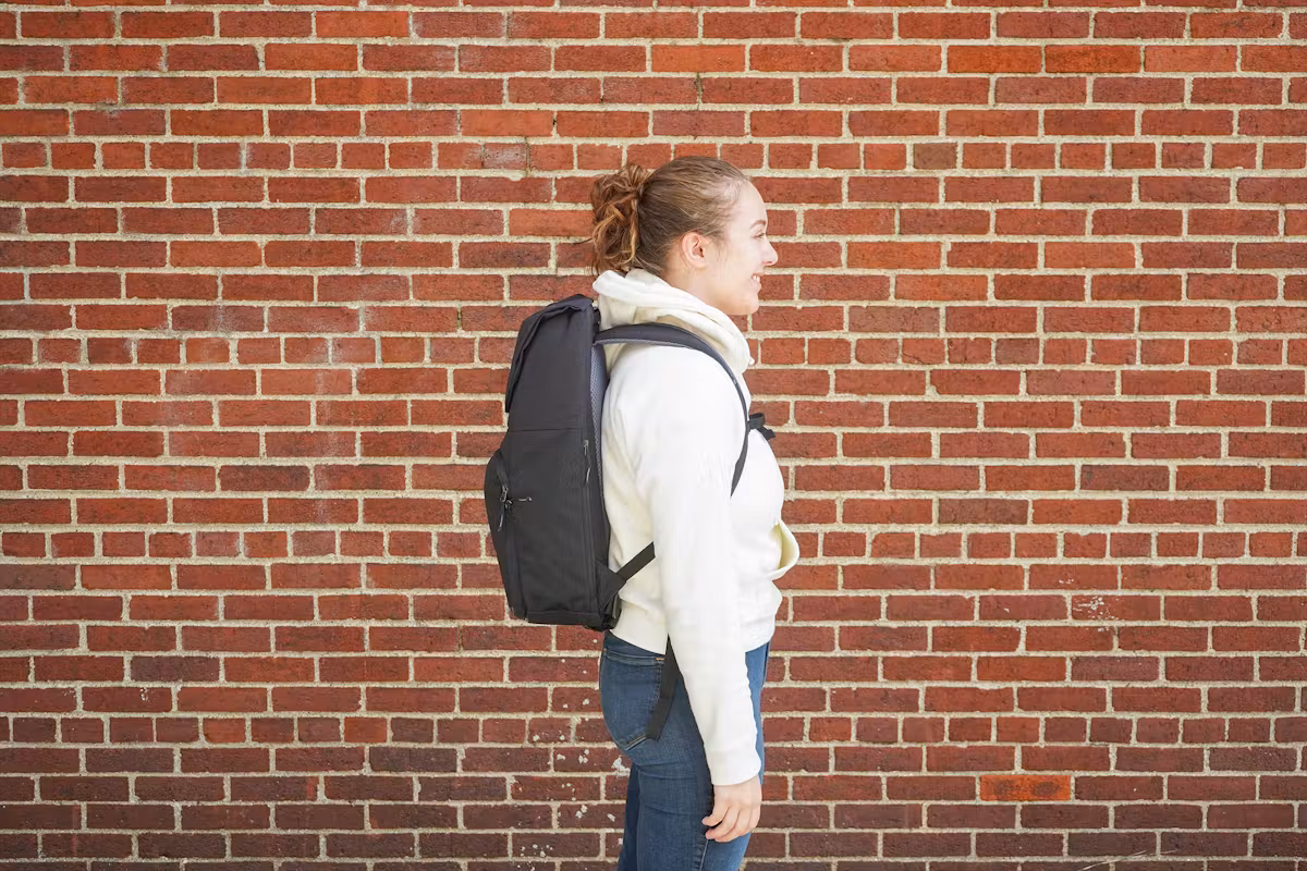 Deuter UP Sydney 女性侧视图