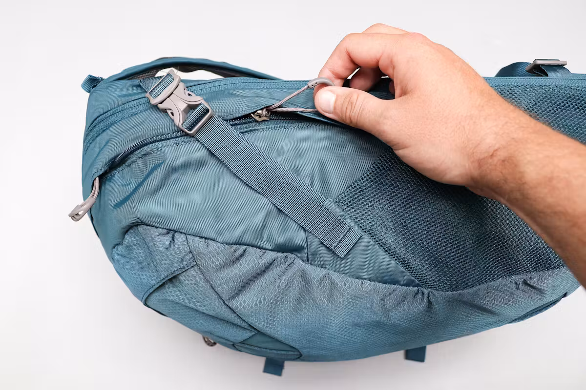 Osprey Daylite 旅行背包的压缩扣碍事 Osprey Daylite 旅行背包的压缩扣碍事