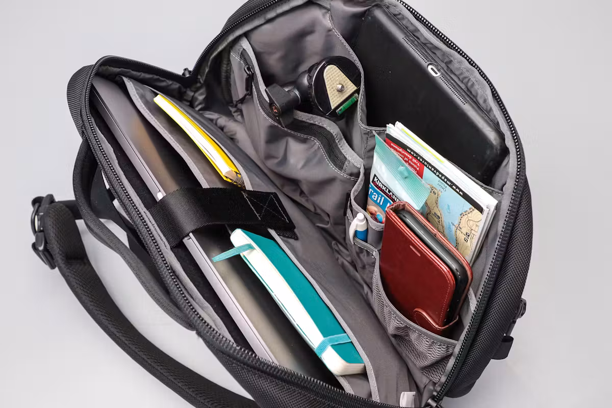 Aer Travel Sling 2 装满了装备