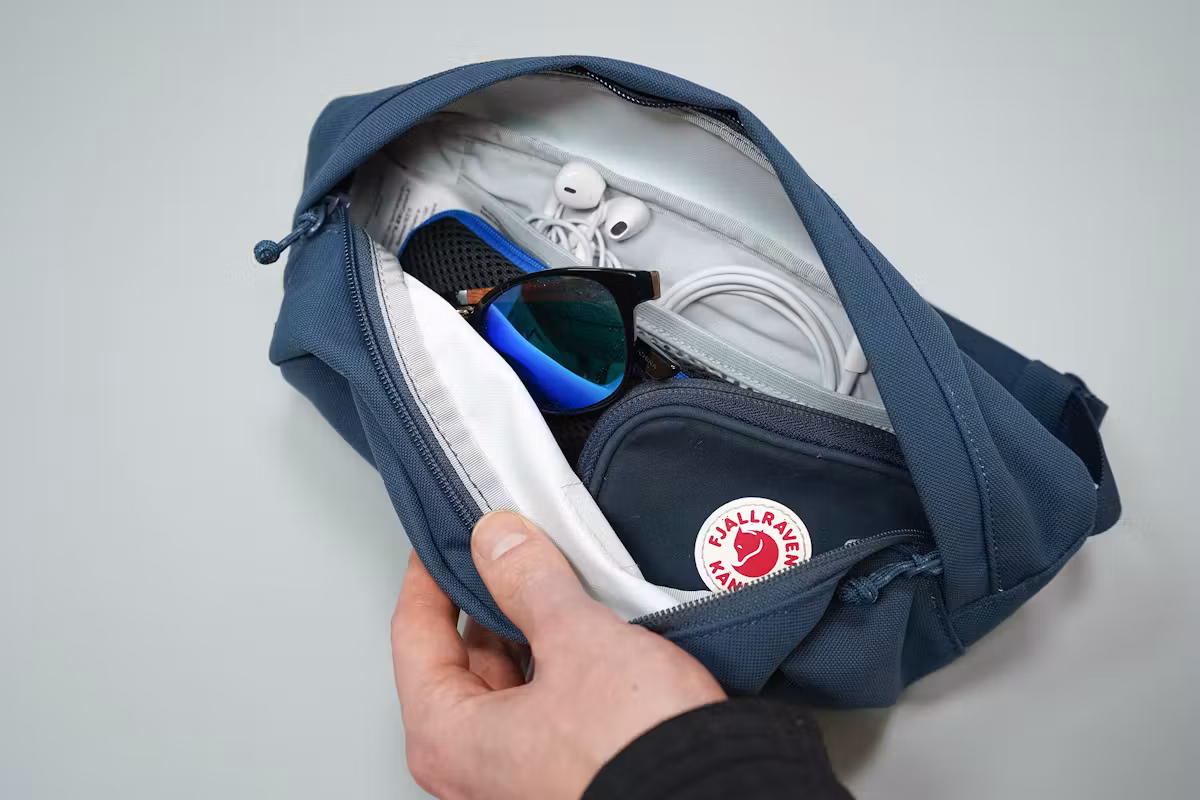 Fjallraven Ulvo 腰包中号主隔层已装满 Fjallraven Ulvo 腰包中号主隔层已装满