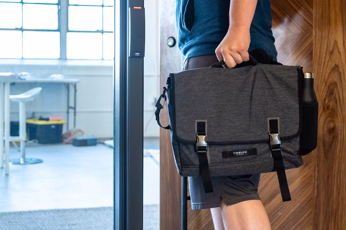 Timbuk2 Closer 笔记本电脑公文包使用方法 Timbuk2 Closer 笔记本电脑公文包使用方法