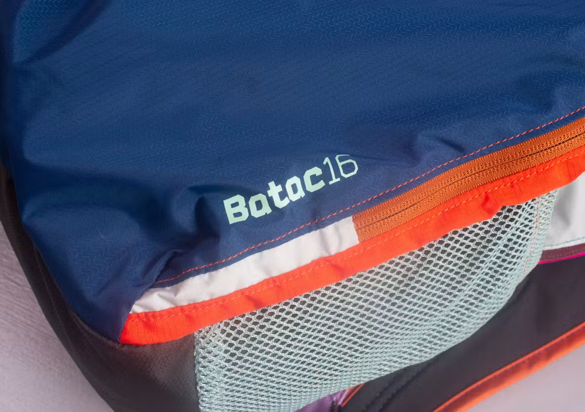 侧面有 Cotopaxi Batac 品牌标识 侧面有 Cotopaxi Batac 品牌标识