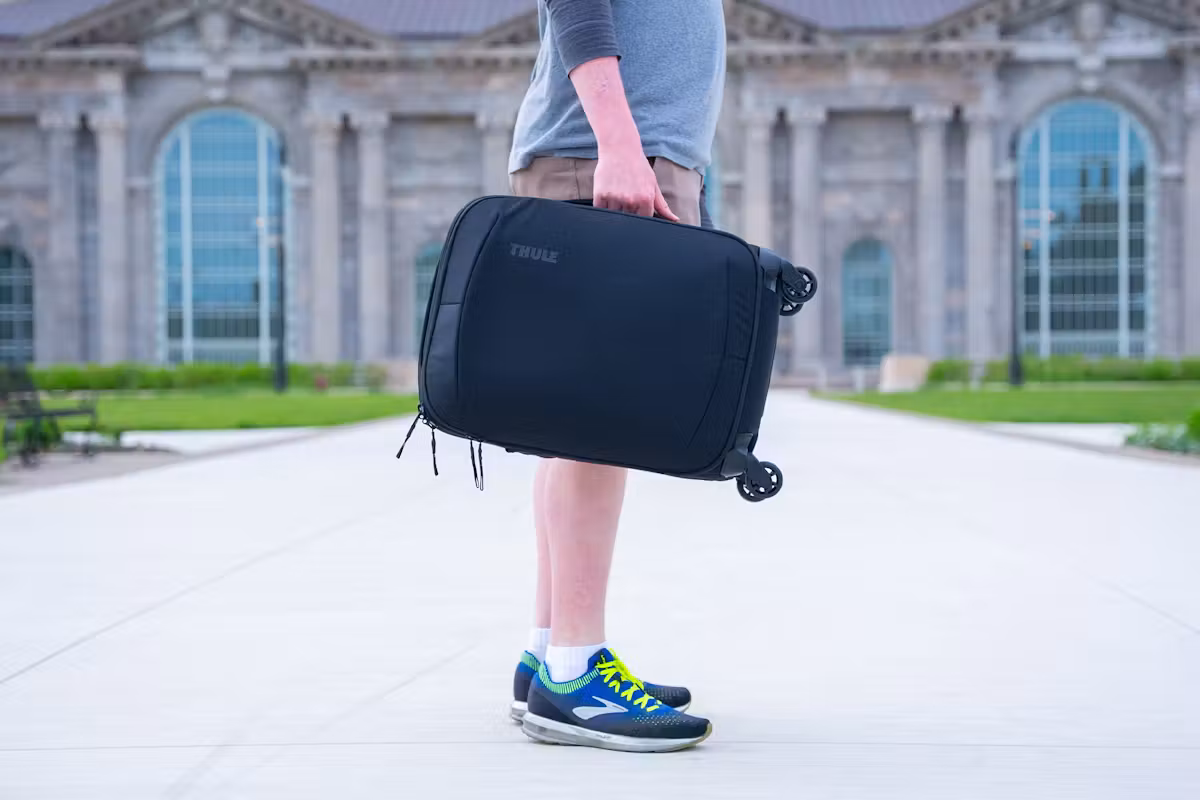 Thule Subterra 2 登机箱带旋转轮和侧拉杆 Thule Subterra 2 登机箱带旋转轮和侧拉杆