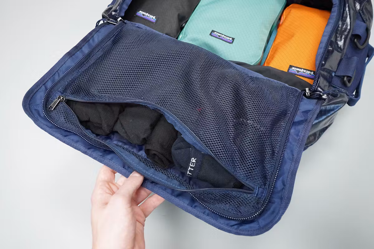 Patagonia Black Hole 旅行包 40L 顶部翻盖内侧设有网状口袋