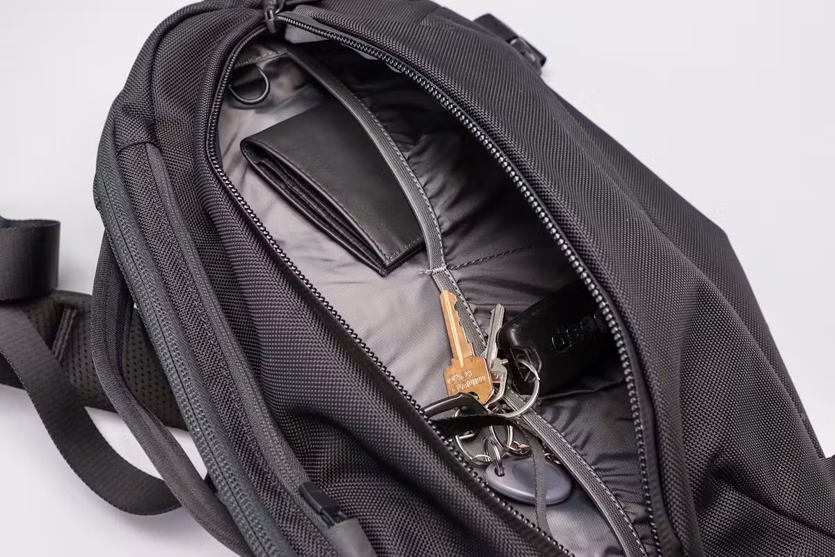 Aer Travel Sling 2 带钥匙