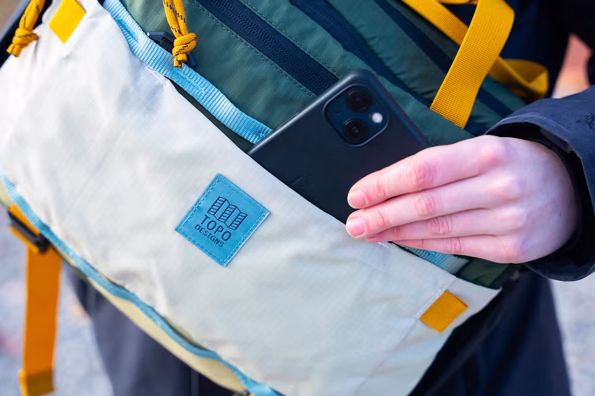 Topo Designs 山系多功能斜挎包使用中 Topo Designs 山系多功能斜挎包使用中