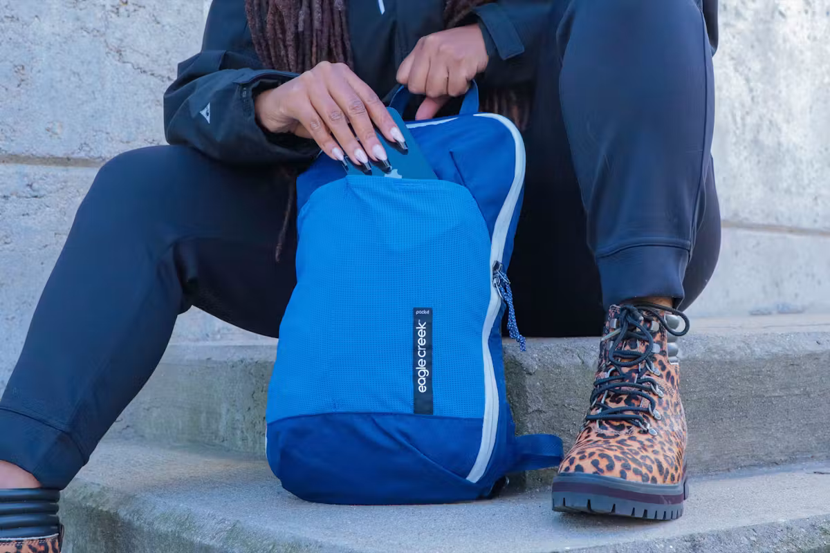 地面上的 Eagle Creek Pack-It Reveal Org Convertible 背包 地面上的 Eagle Creek Pack-It Reveal Org Convertible 背包