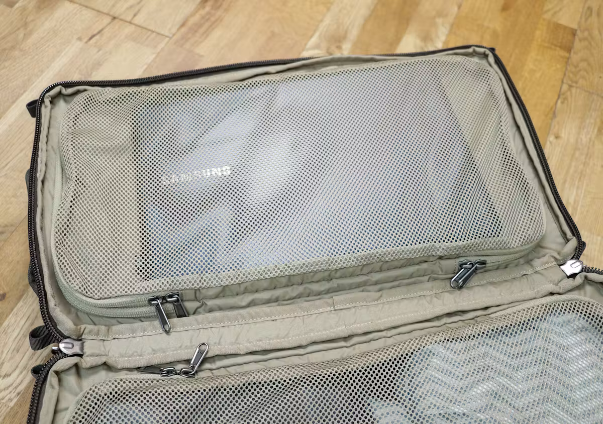 13英寸笔记本电脑可放入Fjallraven Splitpack背包的薄网状隔层中。
