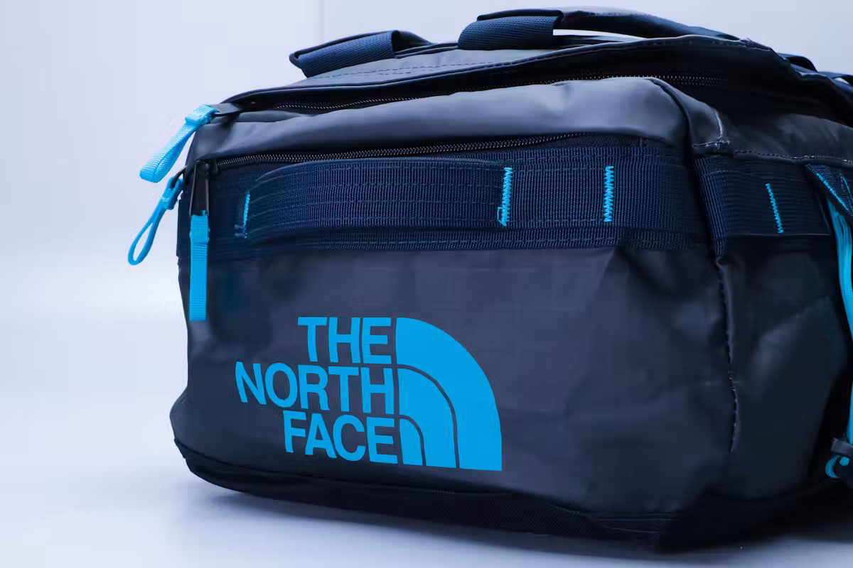 The North Face Base Camp Voyager 32L 标志 The North Face Base Camp Voyager 32L 标志