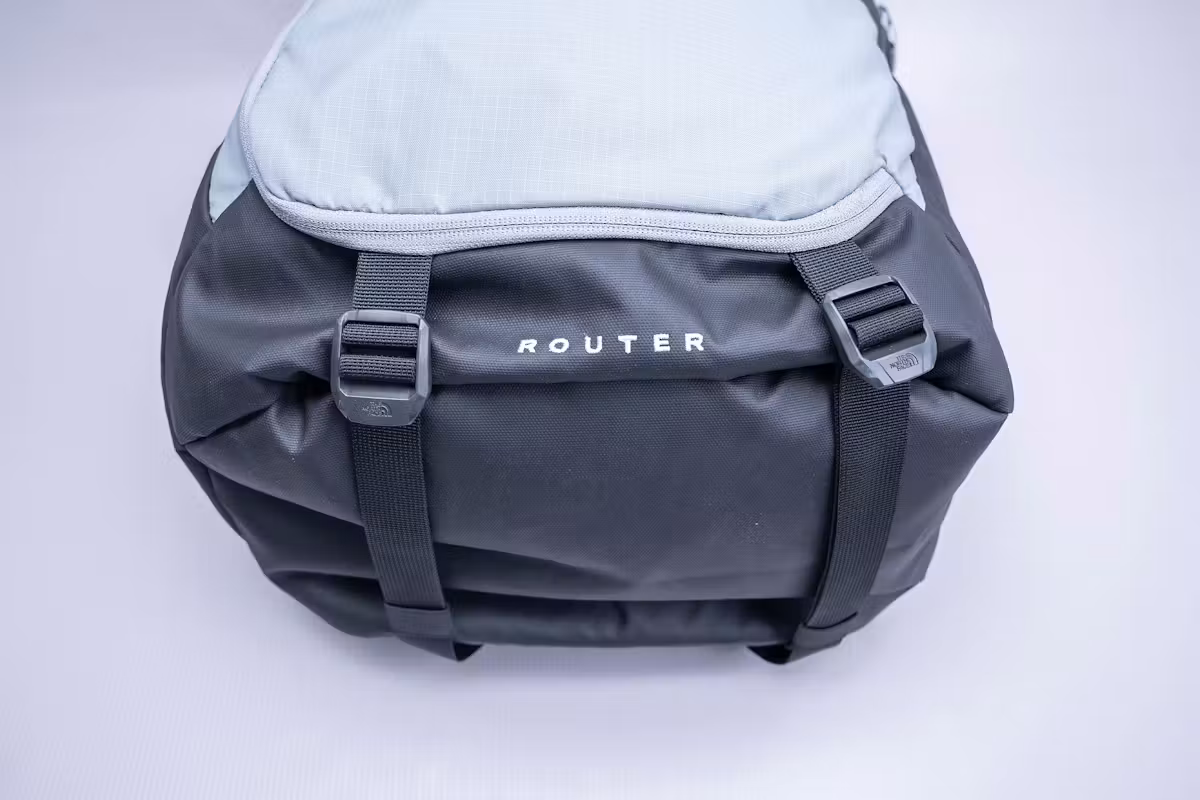 The North Face Router 背包底部压缩带