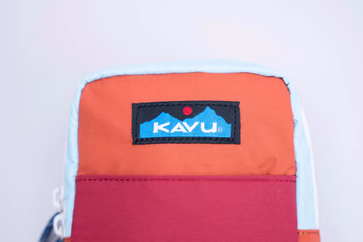 KAVU Yorktown 单肩包品牌标识 KAVU Yorktown 单肩包品牌标识