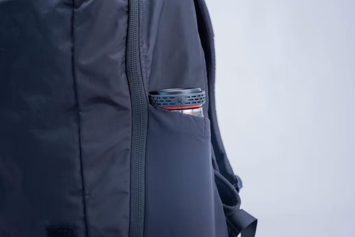 EVERGOODS Civic 旅行包 35L (CTB35) 水壶口袋 EVERGOODS Civic 旅行包 35L (CTB35) 水壶口袋