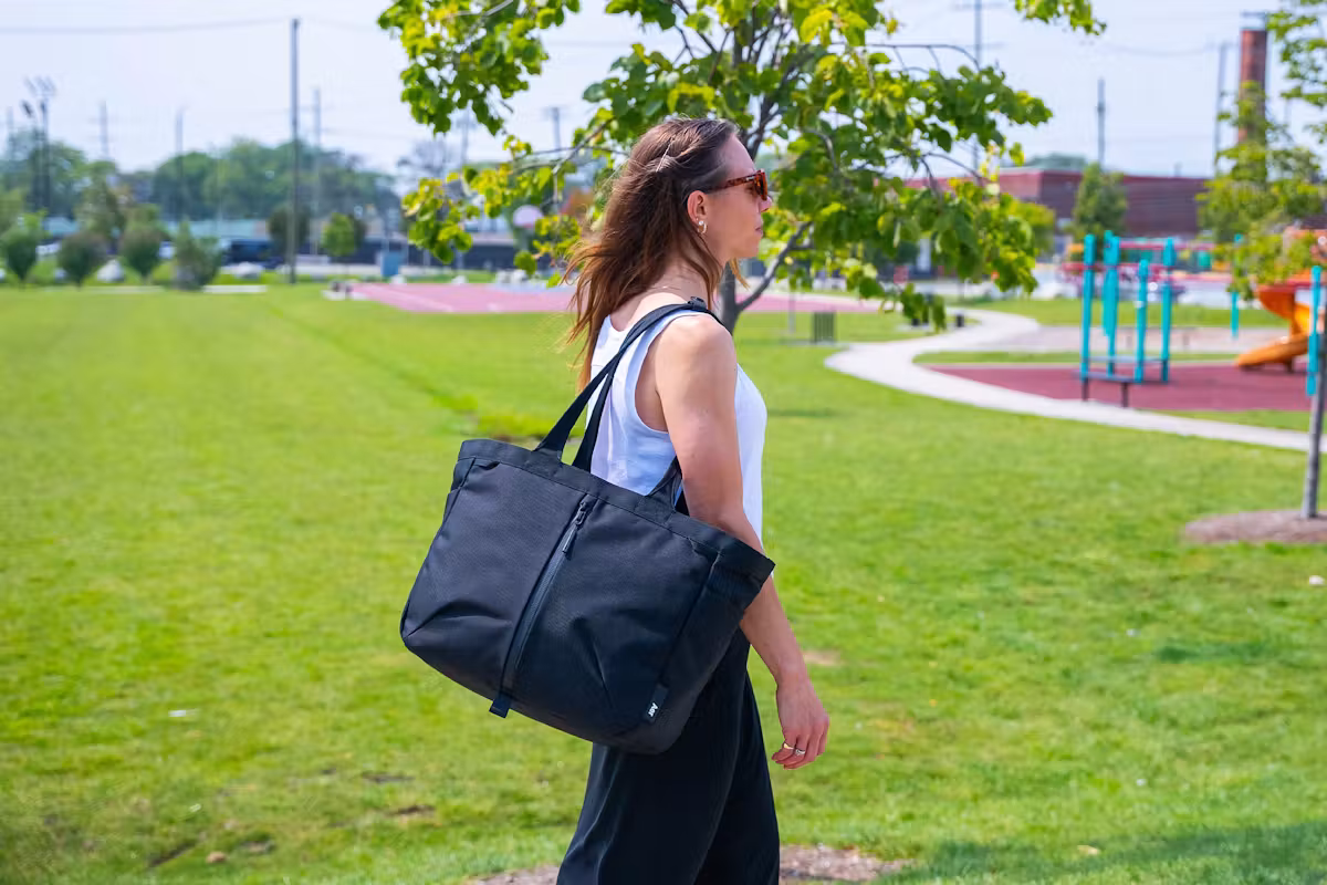 Aer City Tote 旅行手提包在户外