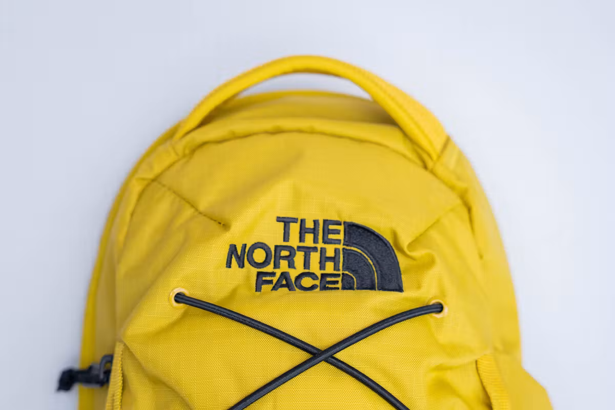 The North Face Borealis Sling 品牌标识 The North Face Borealis Sling 品牌标识