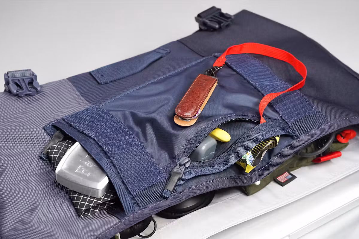 Timbuk2 经典邮差包正面收纳空间