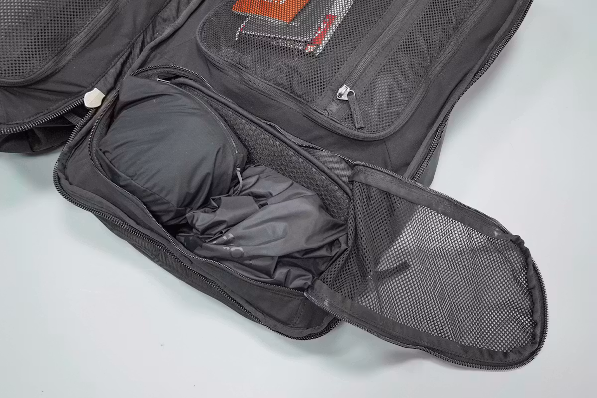Cotopaxi Allpa 42升主隔层,左侧顶部口袋 Cotopaxi Allpa 42升主隔层,左侧顶部口袋