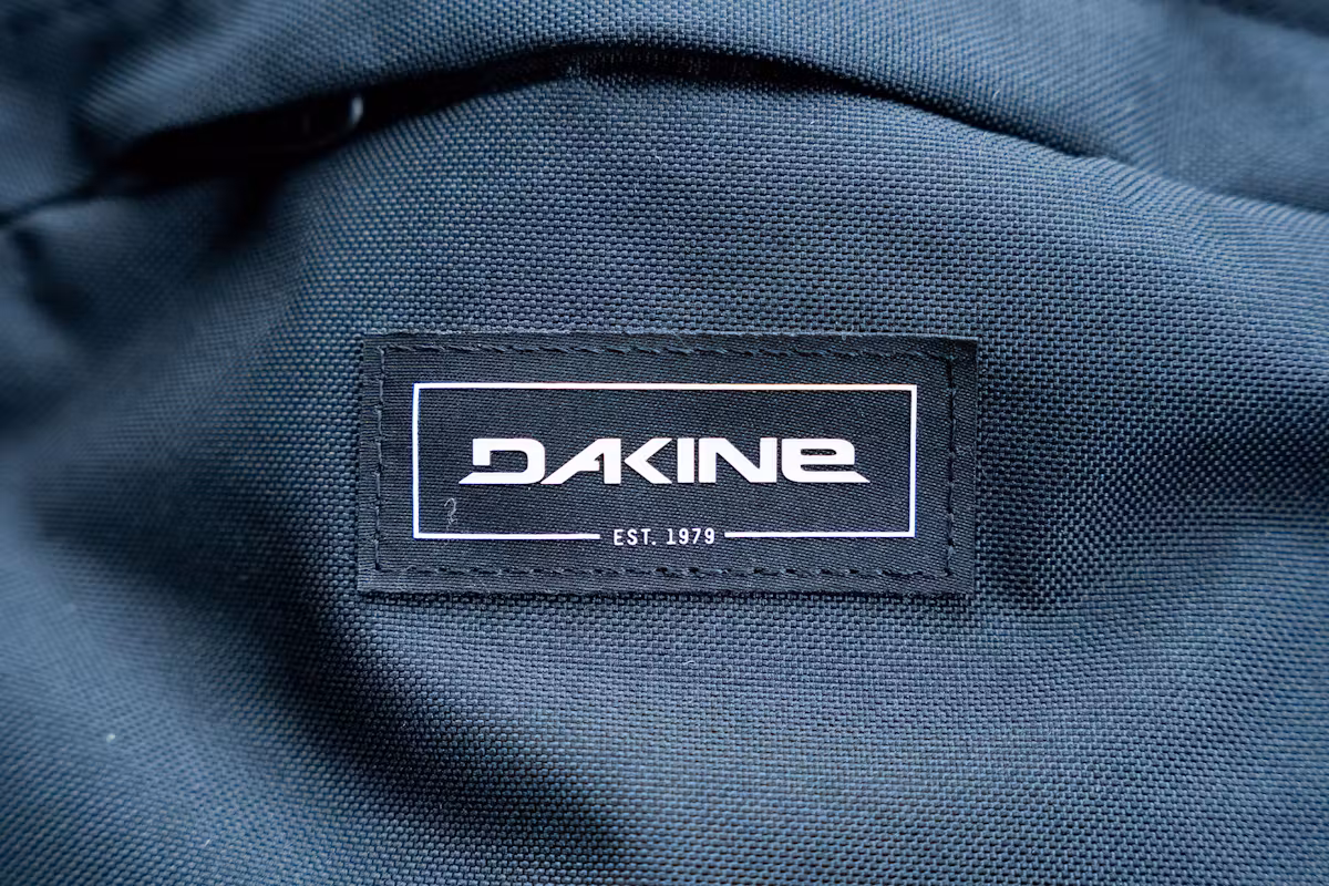 Dakine Campus L 33L 背包品牌标识 Dakine Campus L 33L 背包品牌标识