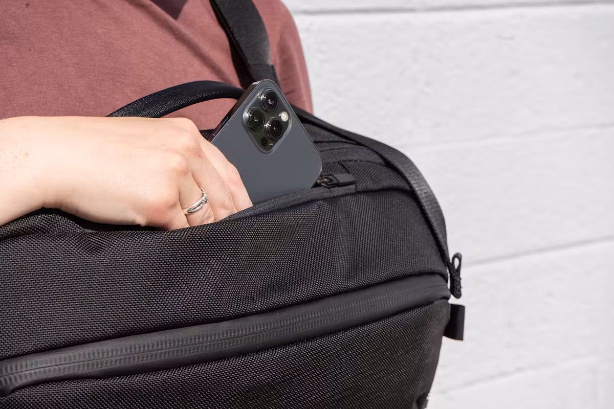Aer Travel Sling 双口袋手机包