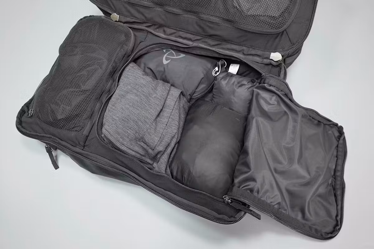 Cotopaxi Allpa 42L 主隔层,左侧底部口袋 Cotopaxi Allpa 42L 主隔层,左侧底部口袋