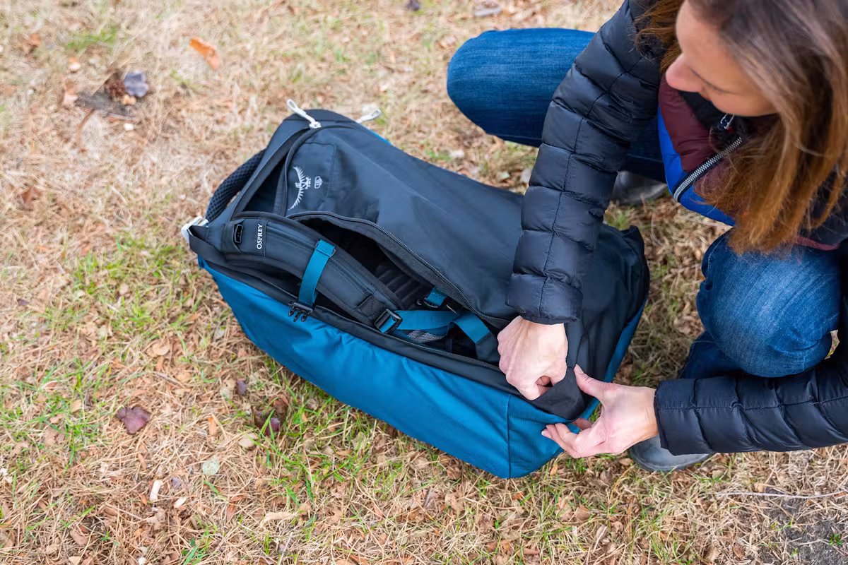 Osprey Fairview 40 隐藏式肩带系统