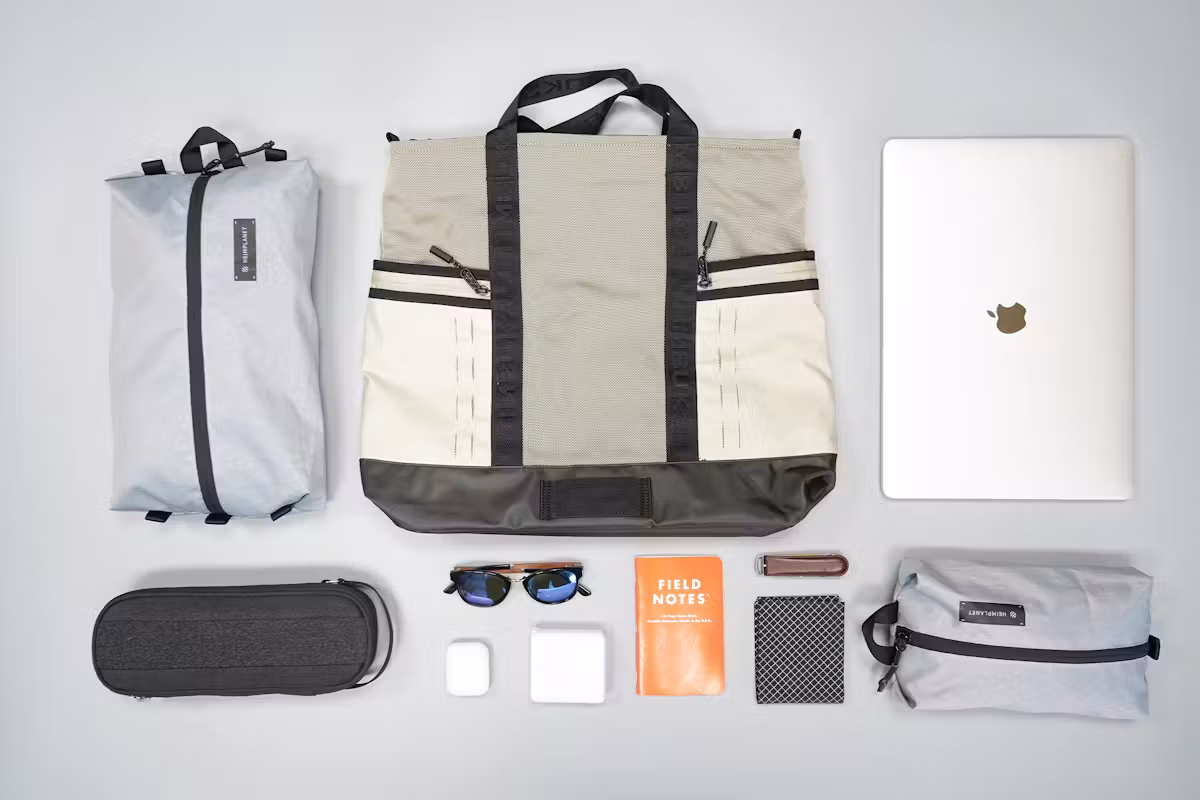 Timbuk2 科技手提袋 | 装满物品的摆放图 Timbuk2 科技手提袋 | 装满物品的摆放图