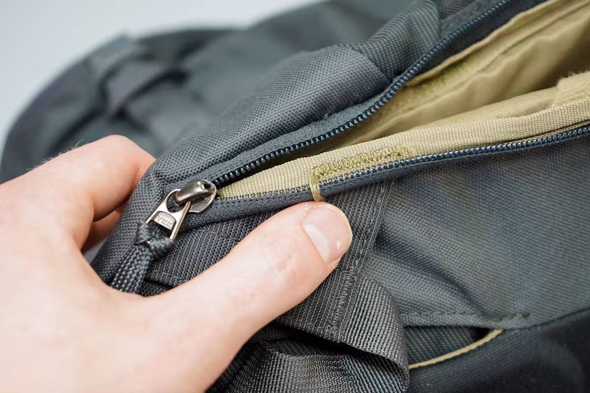 Thule Landmark 40L 磨损缝线