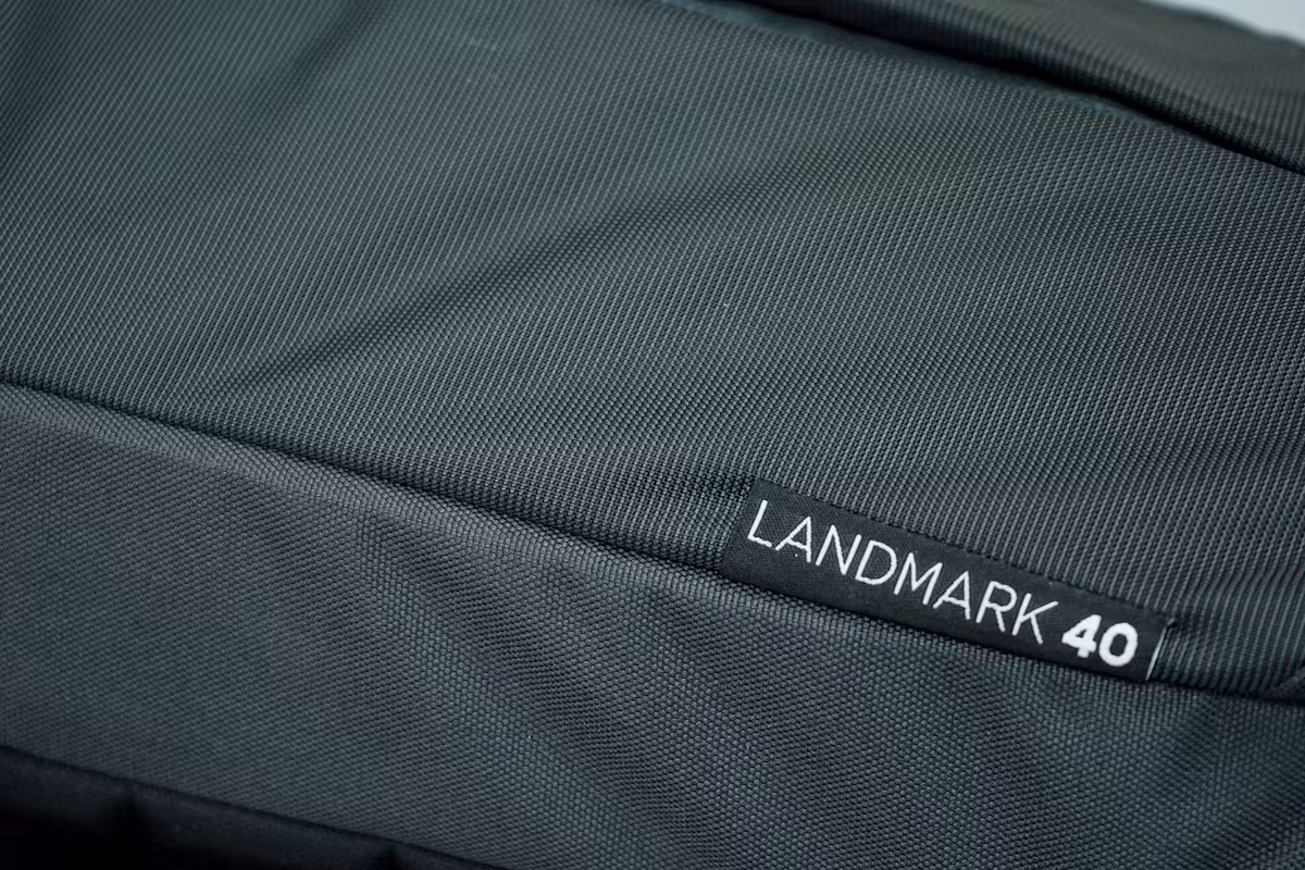 Thule Landmark 40L 材质和名称标签