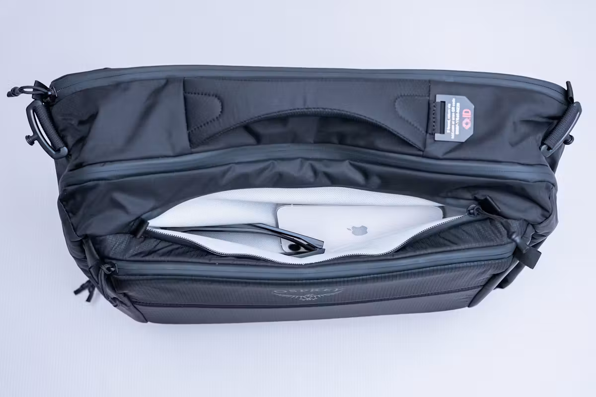 Osprey Ozone 随身登机包顶部的小口袋非常适合放置太阳镜和手机 Osprey Ozone 随身登机包顶部的小口袋非常适合放置太阳镜和手机