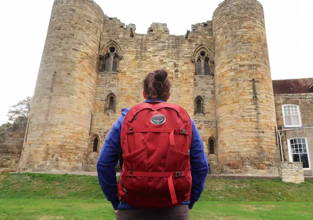 位于英国肯特郡汤布里奇城堡的鱼鹰 Osprey Farpoint 40 旅行背包