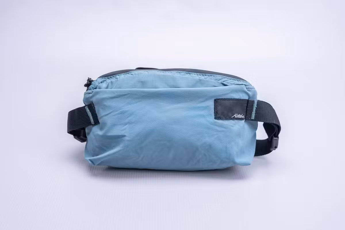 Matador Refraction 可折叠斜挎包在工作室里 Matador Refraction 可折叠斜挎包在工作室里