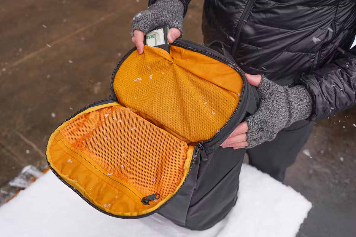 The North Face Kaban 背包快速取物