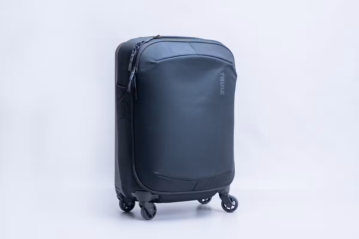 Thule Subterra 2 登机拉杆箱在工作室 Thule Subterra 2 登机拉杆箱在工作室