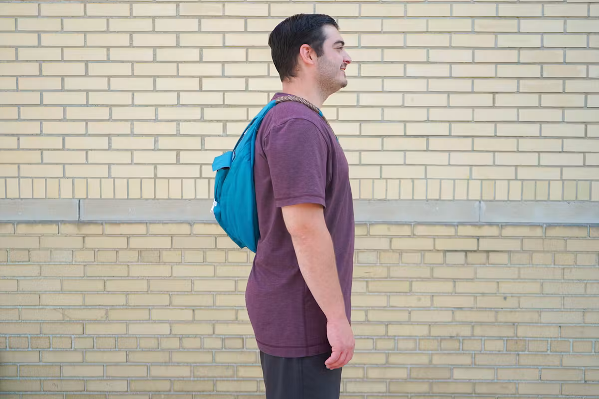 KAVU 绳索斜挎包男性侧视图 KAVU 绳索斜挎包男性侧视图